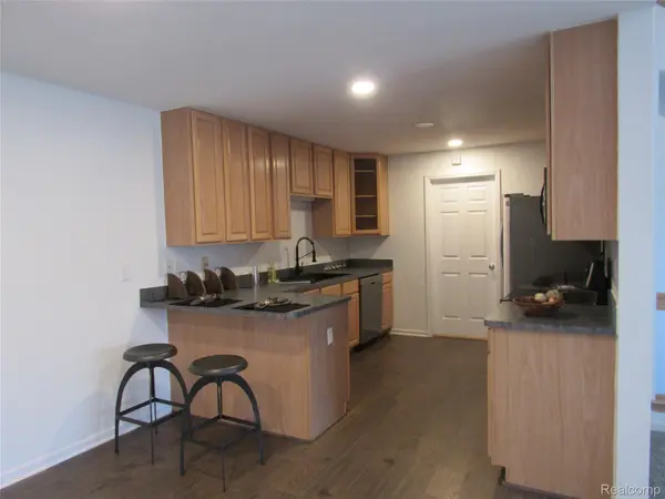 798 Amberly DR #B, Waterford Charter Township, MI 48328