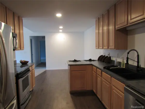 798 Amberly DR #B, Waterford Charter Township, MI 48328