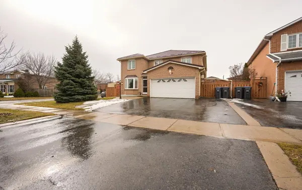 100 Hinchley Wood GRV, Brampton, ON L6V 4J1