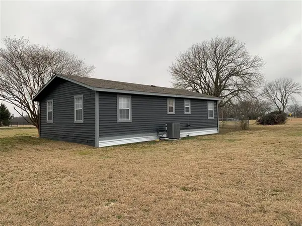 2082 Fm 1566, Wolfe City, TX 75496