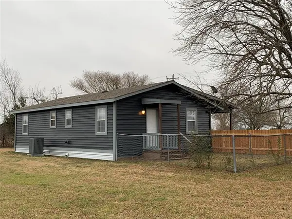 2082 Fm 1566, Wolfe City, TX 75496