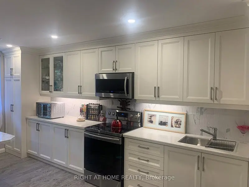 100 Dundalk DR #208, Toronto E04, ON M1P 4V2