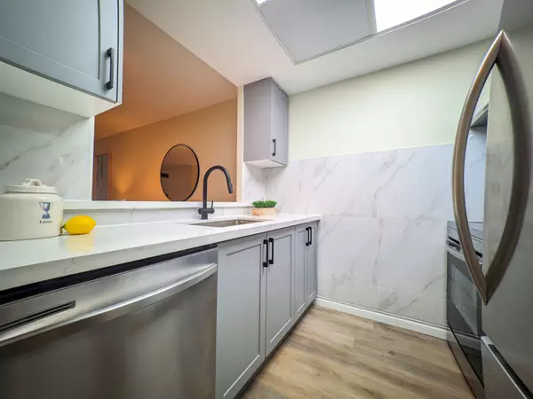 7 Bishop AVE #1704, Toronto C14, ON M2M 4J4