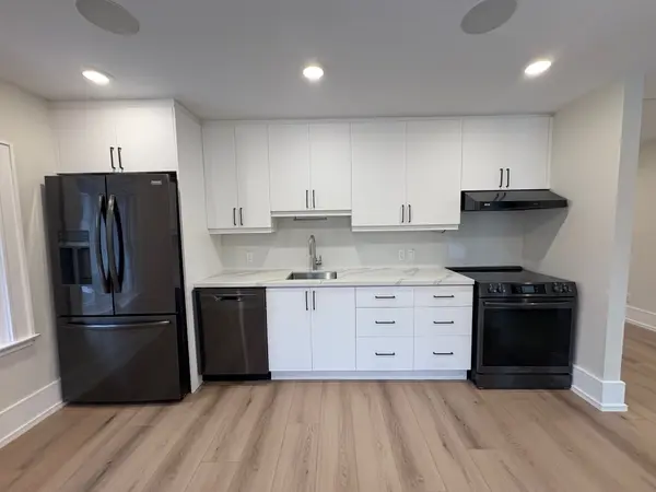 13 Thomas ST #13A, Mississauga, ON L5M 1Y4