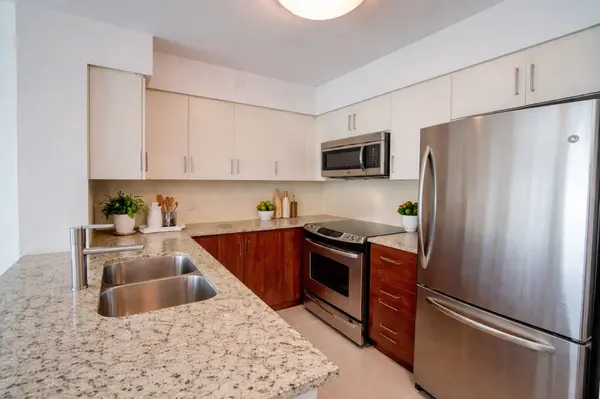 205 Sherway Gardens RD #811, Toronto W08, ON M9C 0A5