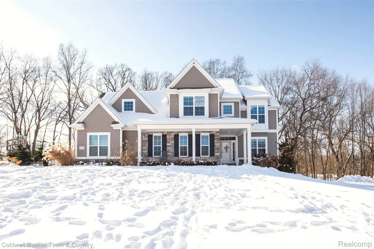 9522 Chalfonte DR, Green Oak Township, MI 48116