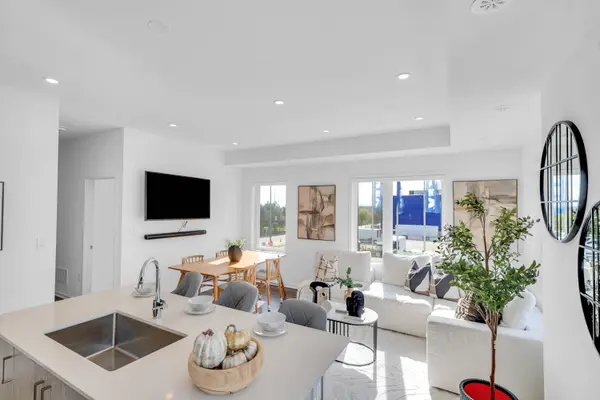 150 Honeycrisp CRES #268, Vaughan, ON L4K 0N1