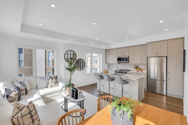 150 Honeycrisp CRES #268, Vaughan, ON L4K 0N1