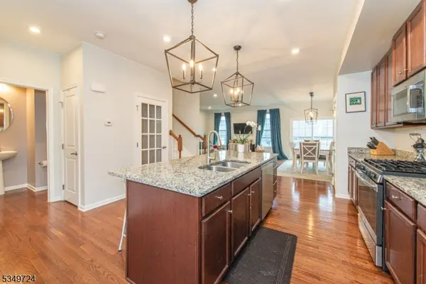 18 Trailwood Dr, Mount Arlington Boro, NJ 07856