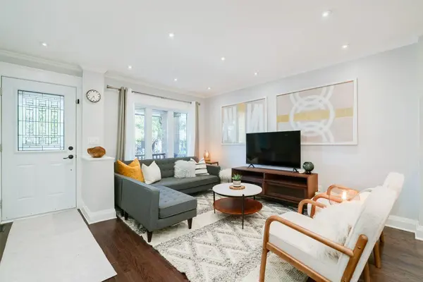 331 Scarborough RD, Toronto E02, ON M4E 3M9