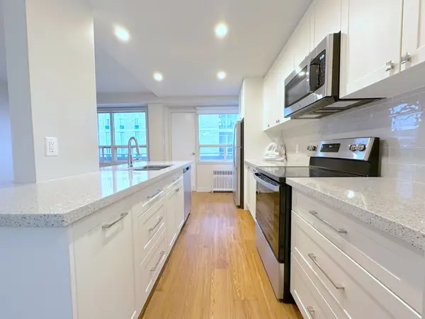 565 Avenue RD #1001, Toronto C02, ON M4V 2J9