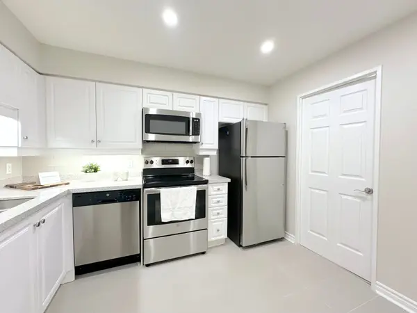 17 Brookbanks DR #104, Toronto C13, ON M3A 3R9