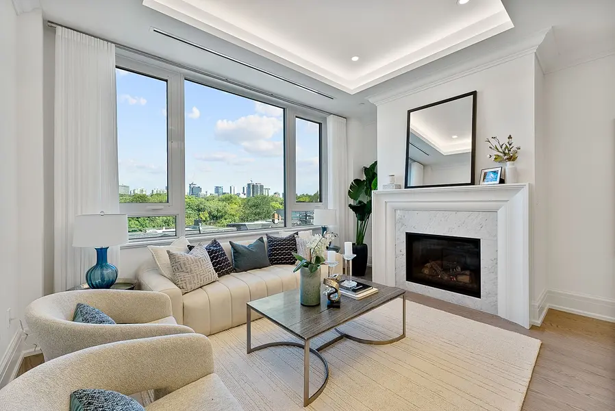 128 Hazelton AVE #404, Toronto C02, ON M5R 2E5