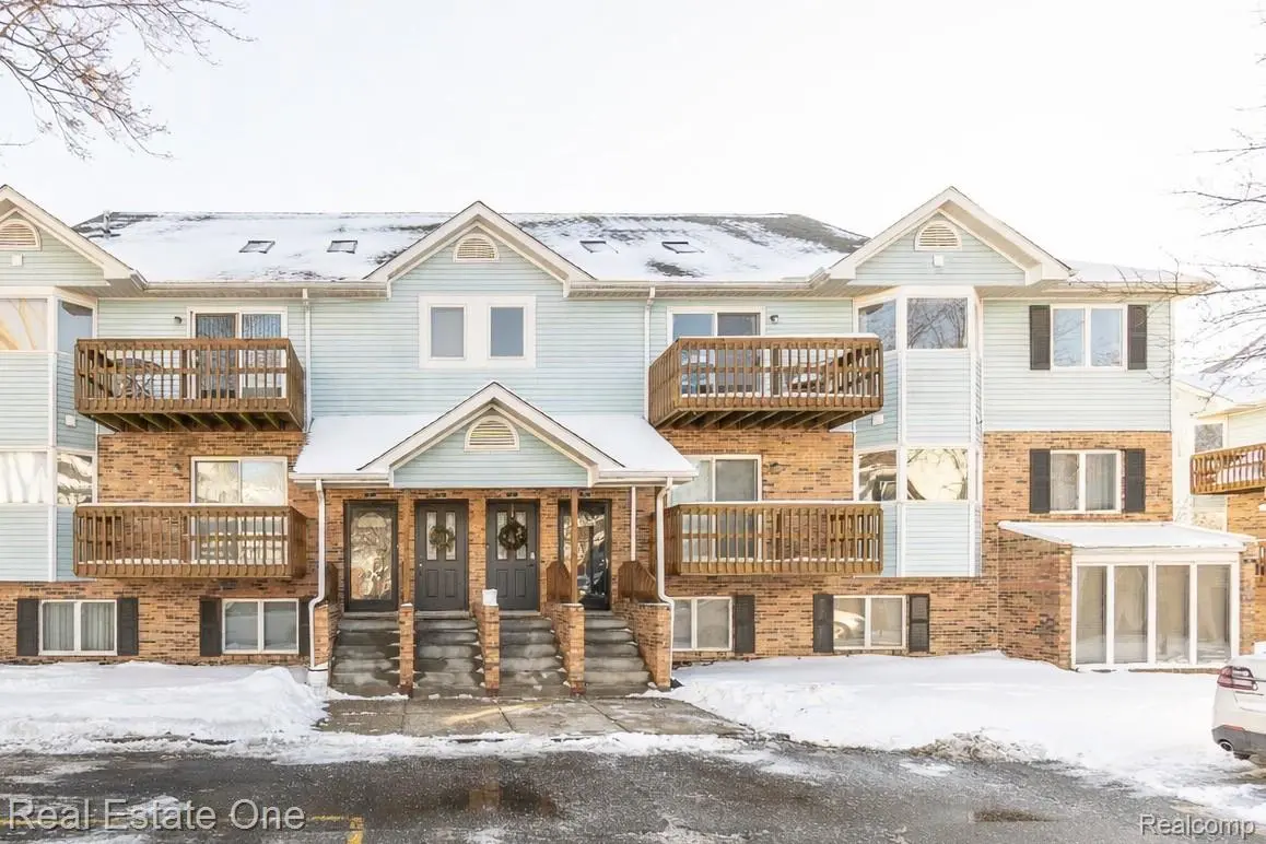 352 Pinewood DR, Plymouth, MI 48170