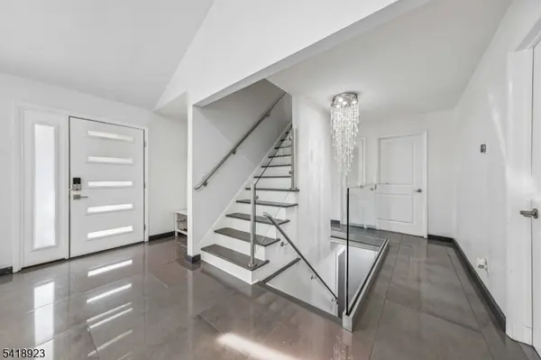 13 Munsey Rd, Emerson Boro, NJ 07630