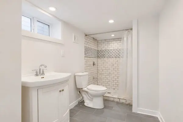 120 Dundonald ST #Basement, Barrie, ON L4M 3T6