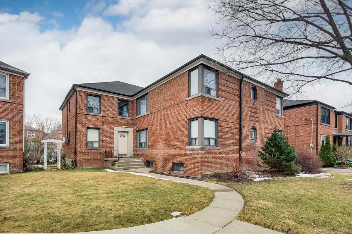 7 Warwick AVE #3, Toronto C03, ON M6C 1T5