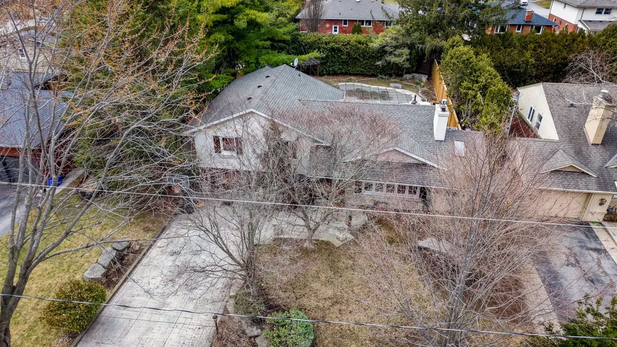 655 Ellengale RD, Burlington, ON L7T 3N9