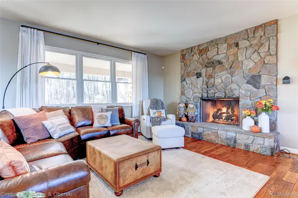 8308 Peninsular DR, Fenton, MI 48430