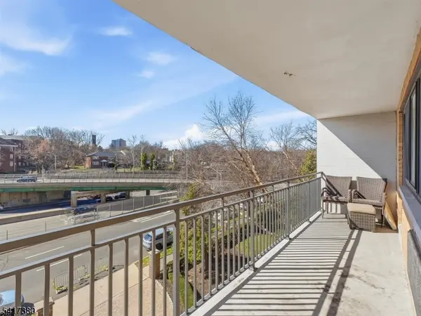 60 Parkway Dr, East Orange City, NJ 07017