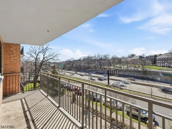 60 Parkway Dr, East Orange City, NJ 07017