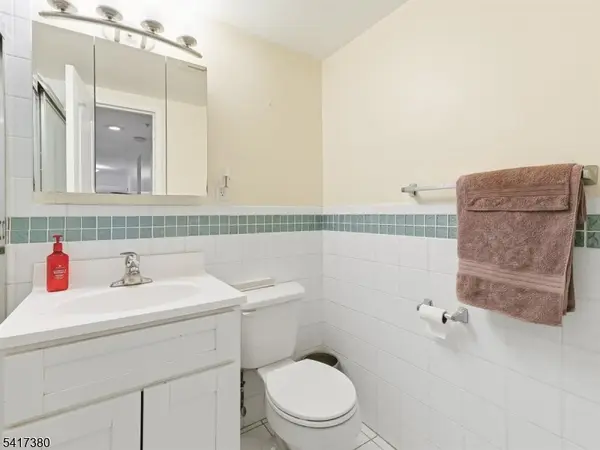 60 Parkway Dr, East Orange City, NJ 07017