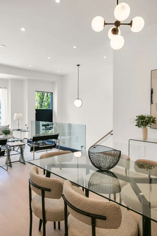 1031 Spadina RD, Toronto C04, ON M5N 2M7