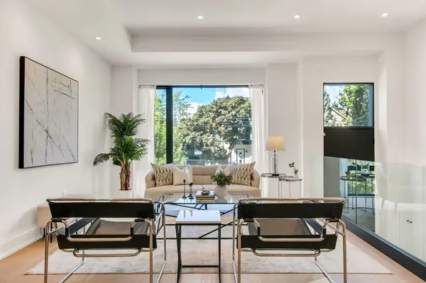 1031 Spadina RD, Toronto C04, ON M5N 2M7