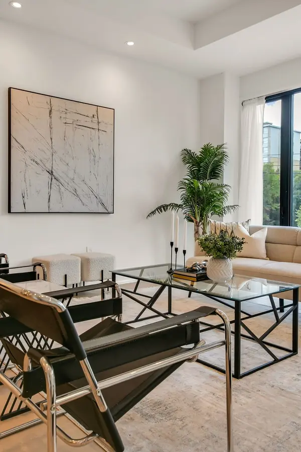 1031 Spadina RD, Toronto C04, ON M5N 2M7