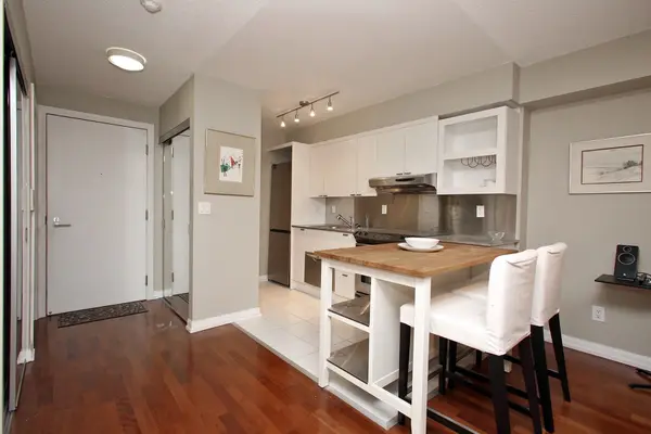 111 Elizabeth ST #718, Toronto C01, ON M5G 1P7