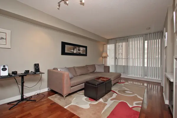 111 Elizabeth ST #718, Toronto C01, ON M5G 1P7