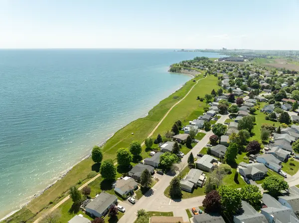 15 Bluffs RD, Clarington, ON L1B 1A3