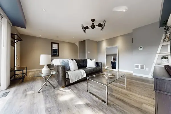 195 Milestone CRES #195, Aurora, ON L4G 3M2