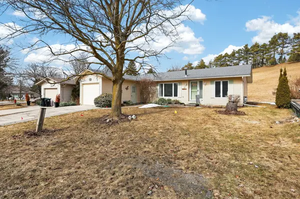 4 Tecumseth Pines DR, New Tecumseth, ON L0G 1W0
