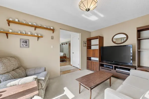 4 Tecumseth Pines DR, New Tecumseth, ON L0G 1W0