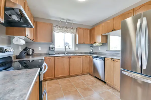 127 Golden Meadow RD, Barrie, ON L4N 8K2