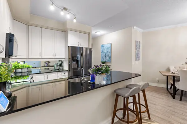 2087 Lake Shore BLVD W #1004, Toronto W06, ON M8V 4G3