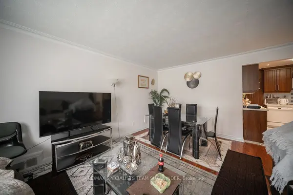 19 Buttonwood AVE, Toronto W04, ON M6M 2H9