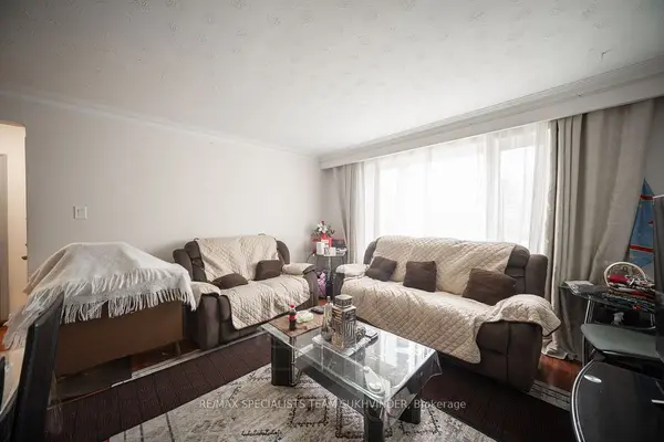 19 Buttonwood AVE, Toronto W04, ON M6M 2H9