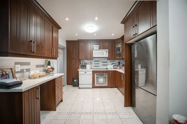 19 Buttonwood AVE, Toronto W04, ON M6M 2H9