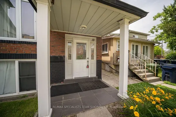 19 Buttonwood AVE, Toronto W04, ON M6M 2H9