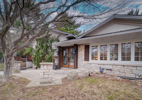 655 Ellengale RD, Burlington, ON L7T 3N9