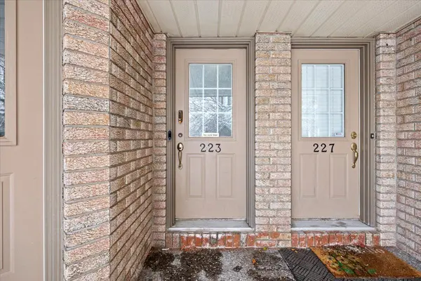 223 Briston Private, Hunt Club - South Keys And Area, ON K1G 5R5