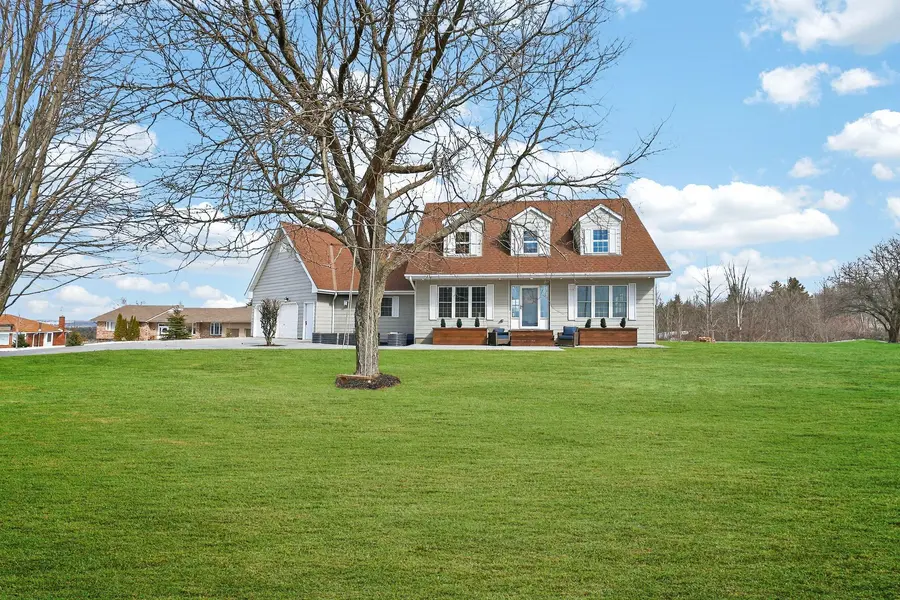 2 Algonquin Heights CT, Essa, ON L0L 2N0