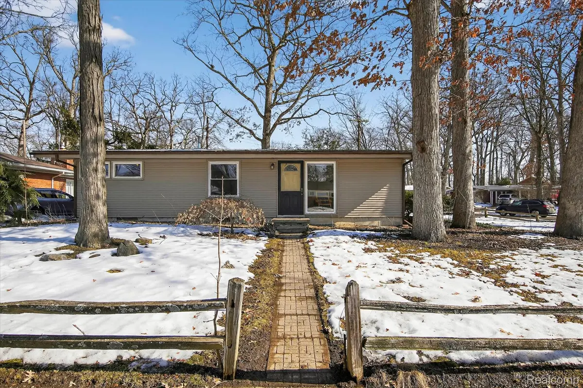 2344 S Circle DR, Ann Arbor, MI 48103