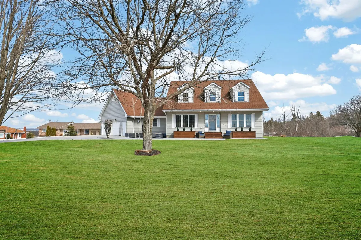 2 Algonquin Heights CT, Essa, ON L0L 2N0