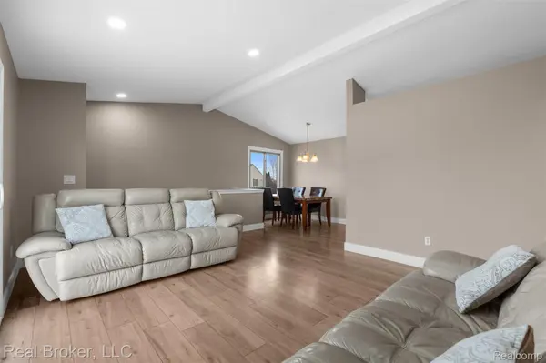 44594 Connecticut, Clinton Charter Township, MI 48038