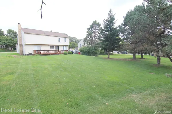 5590 GREENBRIAR DR, West Bloomfield Charter Township, MI 48322