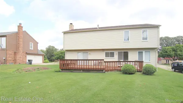 5590 GREENBRIAR DR, West Bloomfield Charter Township, MI 48322