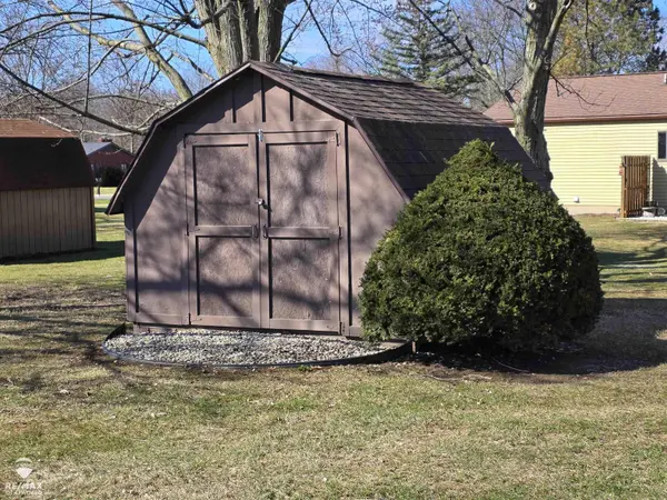 2445 N Hickory RD, Owosso Twp, MI 48867